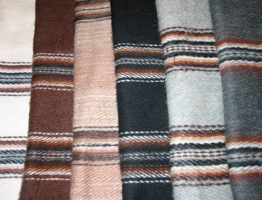 Blanco crudo, marrón oscuro, beige, negro, gris claro y gris oscuro